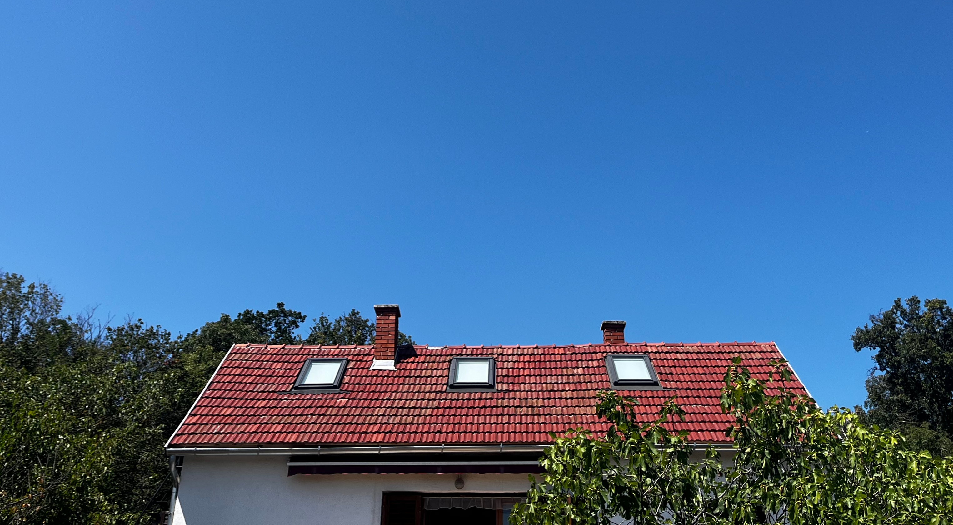 Nyaraló Balatonfelvidéken — a megvalósult sík tetőablakok a látványterv alapján